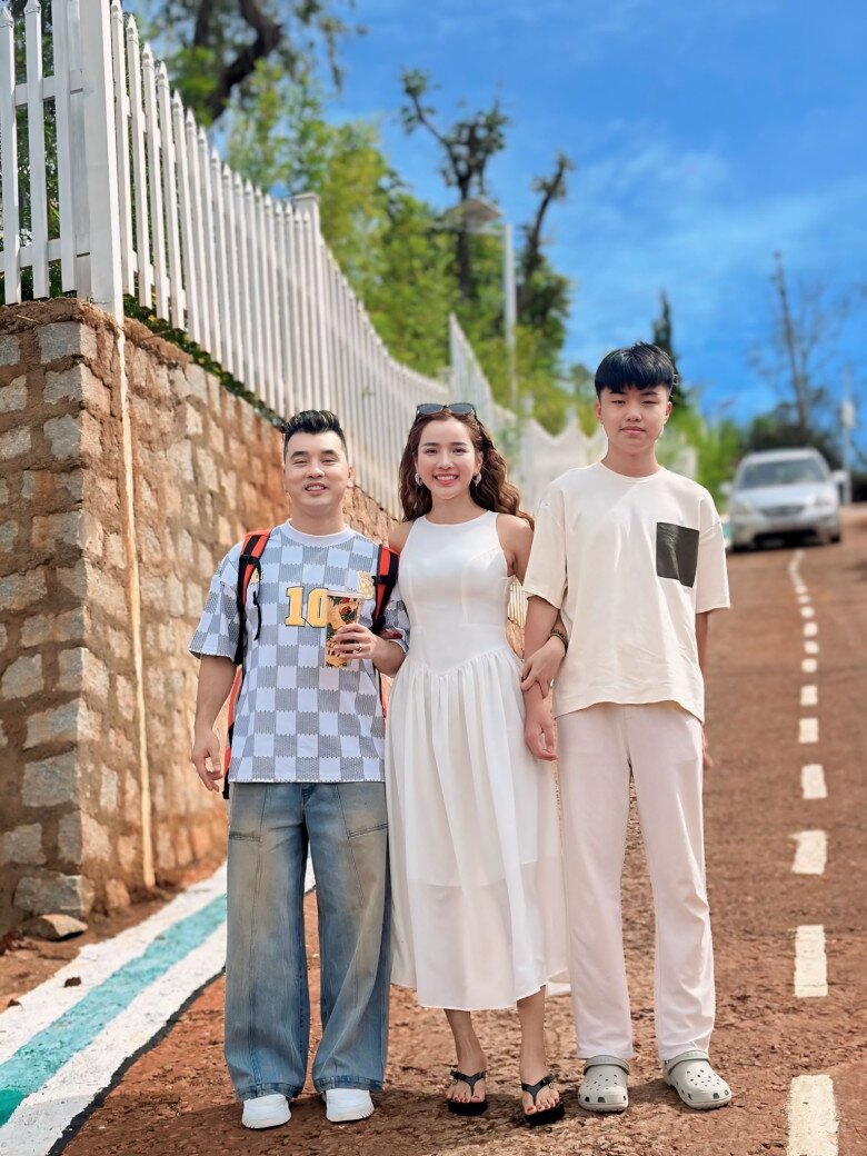 Bà xã Ưng Hoàng Phúc cho biết con trai gọi điện về để “mít ướt” với mẹ.