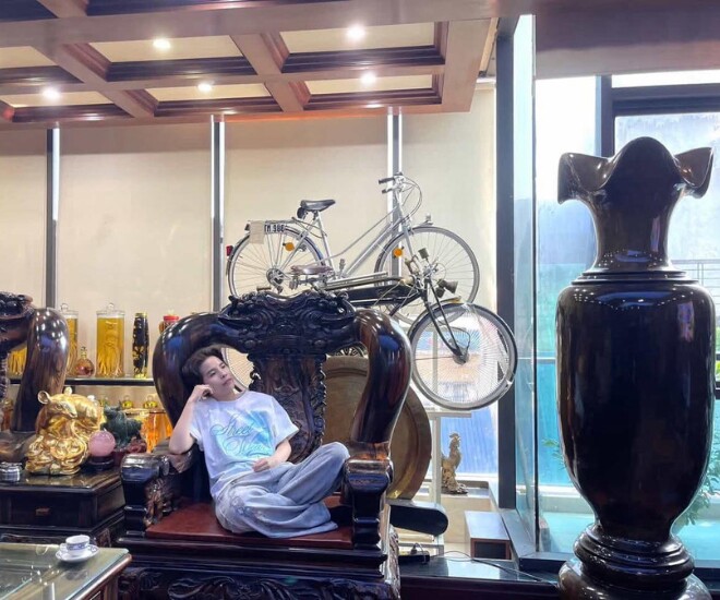 Vũ Cát Tường khoe cơ ngơi nhà vợ trưng bày toàn đồ vật quý giá.