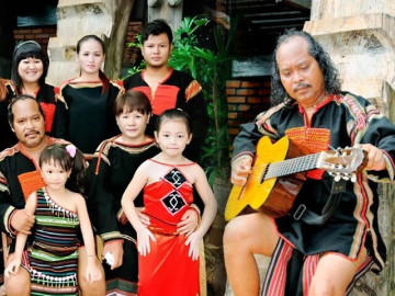 Nam ca sĩ bỏ học từ năm lớp 6 được đặc cách xét tặng danh hiệu NSND, sinh 3 con mang họ lạ theo tiếng Ê Đê