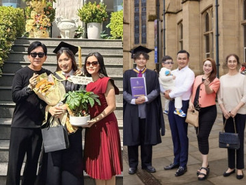 Dự lễ tốt nghiệp của con riêng bạn đời: Vợ kém chục tuổi của NSƯT Kim Tử Long - Chi Bảo ghi điểm vì như mẹ ruột