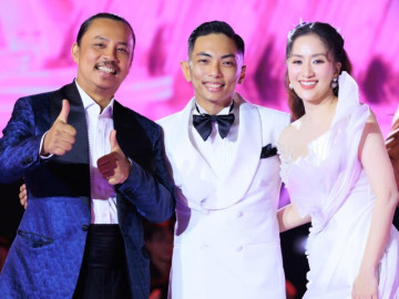 Chí Anh và Phan Hiển cùng nhận trao Huân chương lao động hạng Ba, Khánh Thi tự hào khoe cả thầy lẫn trò