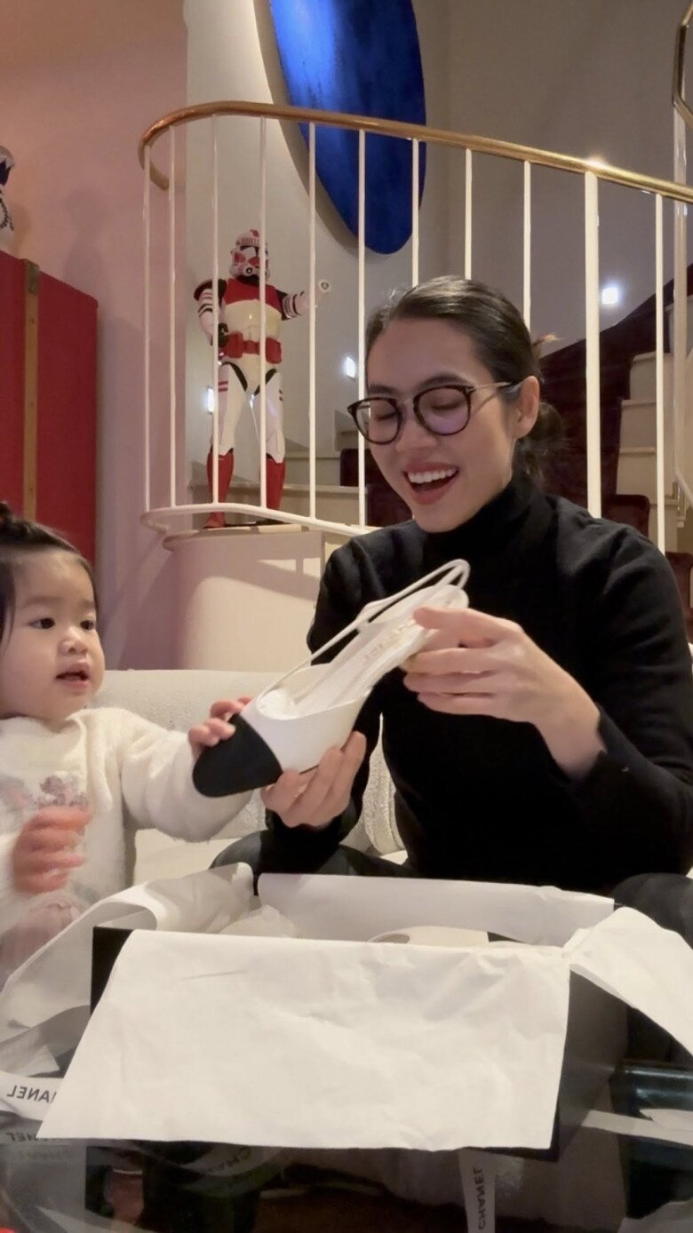 Hoàng My khoe món quà mà ông xã tặng nhân dịp sinh nhật.