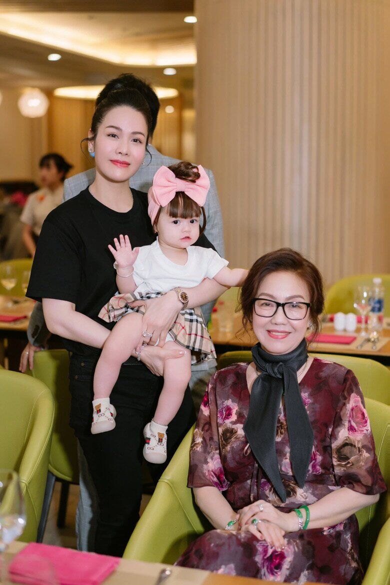 Nhật Kim Anh giữ mối quan hệ gần gũi với mẹ chồng cũ, từng đưa bé Julia về Cần Thơ.