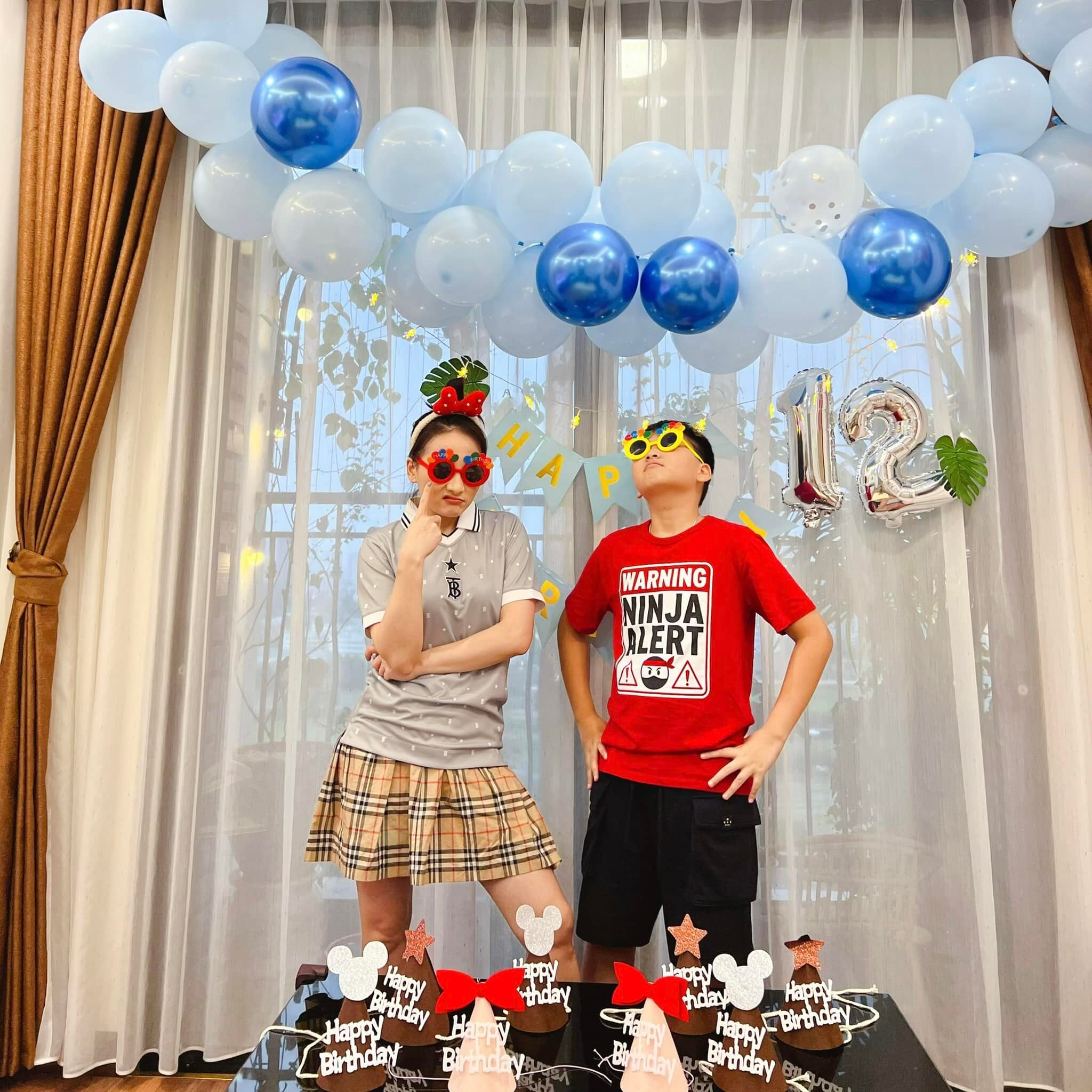 Bảo Thanh tạo dáng vui nhộn để mừng sinh nhật con trai.