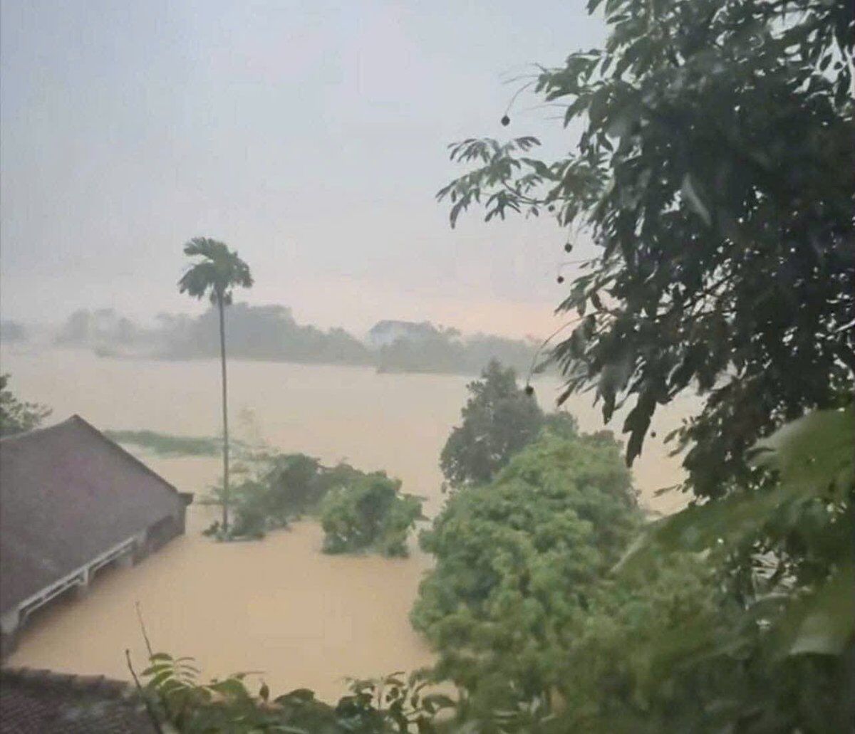 Khung cảnh ngập lụt tại Thôn Đụn sáng sớm 8/10. Ảnh: CTV.