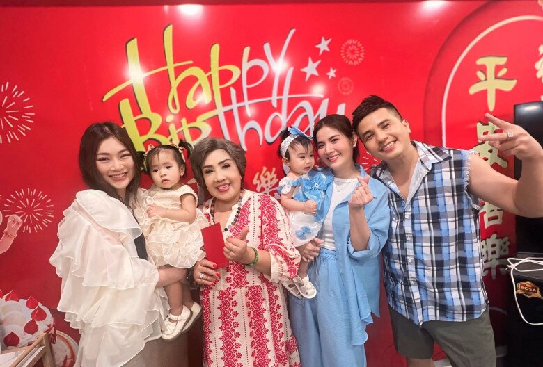 Kỳ Kỳ thường được mẹ cho tham gia nhiều sự kiện, gặp gỡ người nổi tiếng.