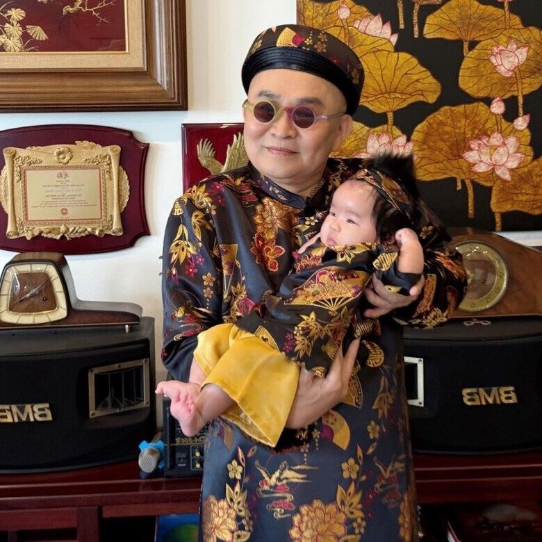 Nghệ sĩ Xuân Hinh mặc đồ đôi với cháu ngoại và khoe trên mạng xã hội.