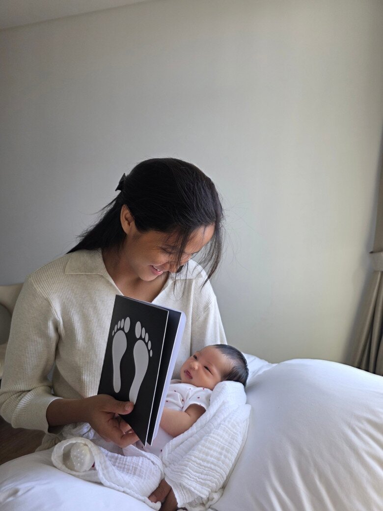 HHen Niê chăm chú dạy con gái học bài, xem tranh kích thích thị giác.