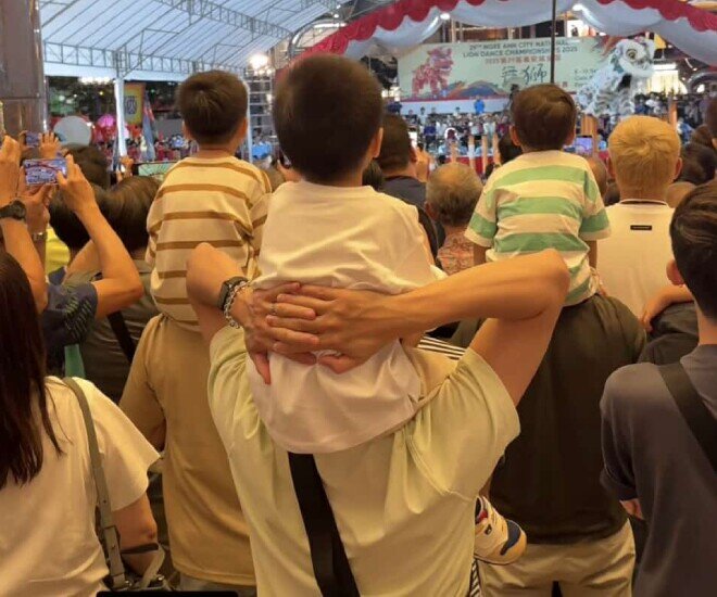 Vì con trai thích xem múa lân, Louis Nguyễn nhiều lần cõng nhóc tì trên vai.