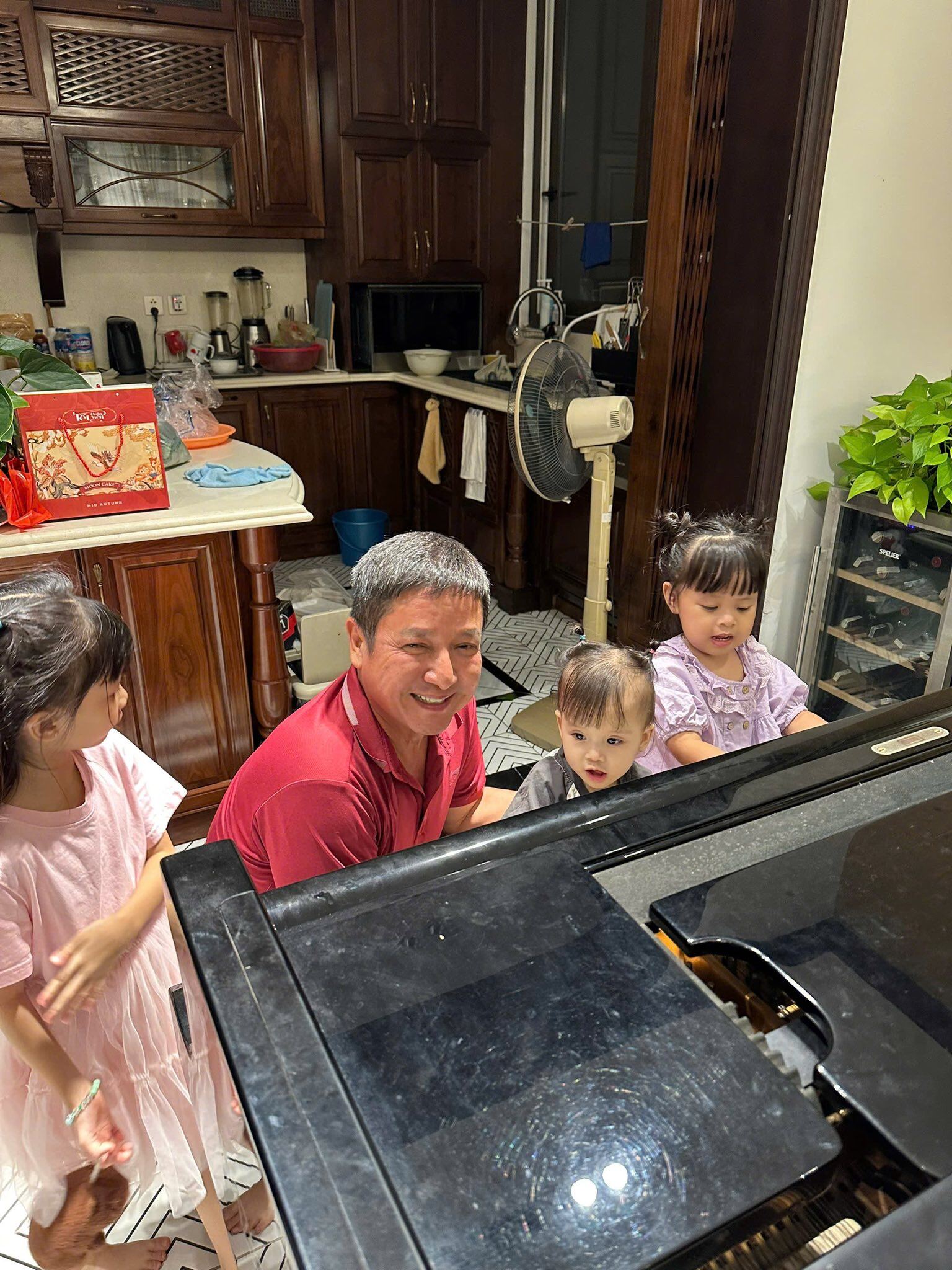 Nghệ sĩ Chí Trung ở bên các cháu nội, ngoại.