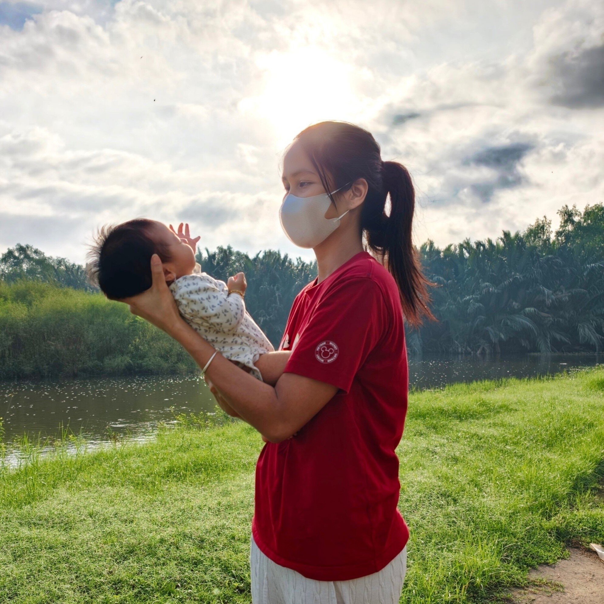 HHen Niê cho ái nữ đi phơi nắng khi về quê ngoại.