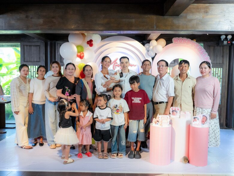 Gia đình 2 bên nội ngoại có mặt đầy đủ trong buổi tiệc đầy tháng của Harley.