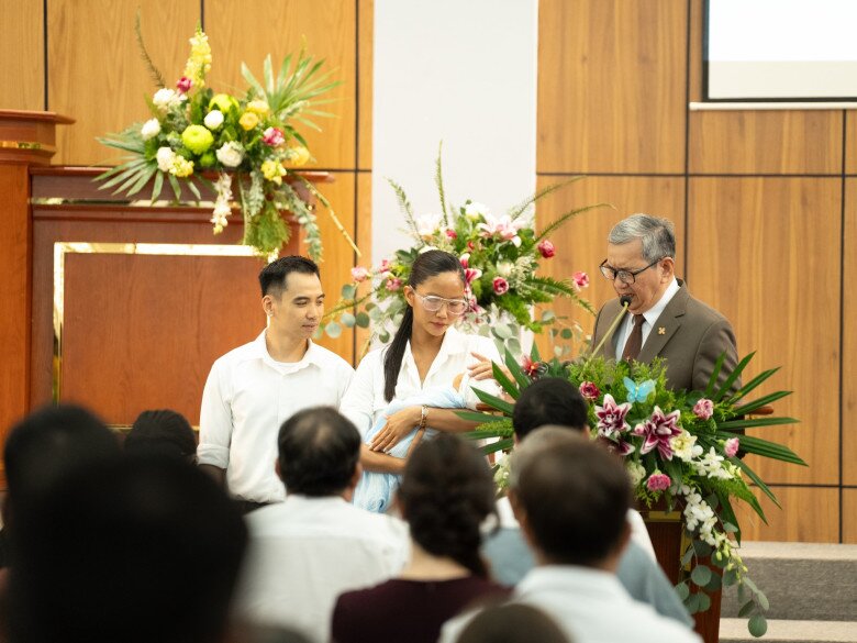 HHen Niê và ông xã Tuấn Khôi cho con gái làm lễ ở Nhà thờ.