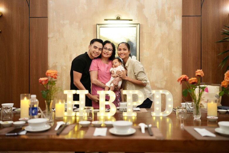 Cô bé Harley vừa đến dự tiệc sinh nhật của bà nội.