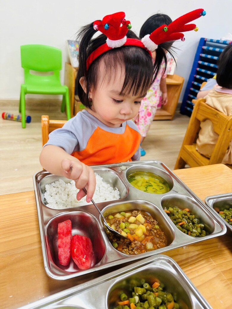 Suất cơm trưa ở trường của bé Lita rất đầy đặn, đủ chất dinh dưỡng.