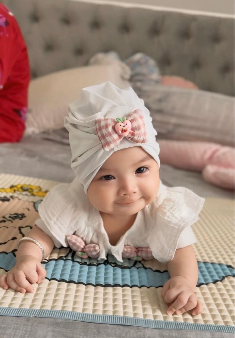 Lita sở hữu đôi mắt to tròn, đen láy và có vẻ ngoài như búp bê.