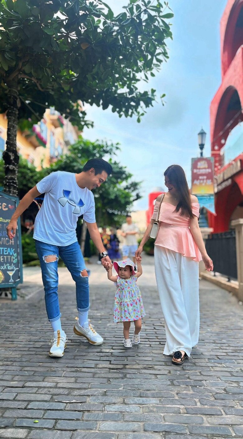 Kha Ly và Thanh Duy hạnh phúc khi đón con đầu lòng sau 8 năm chờ đợi.