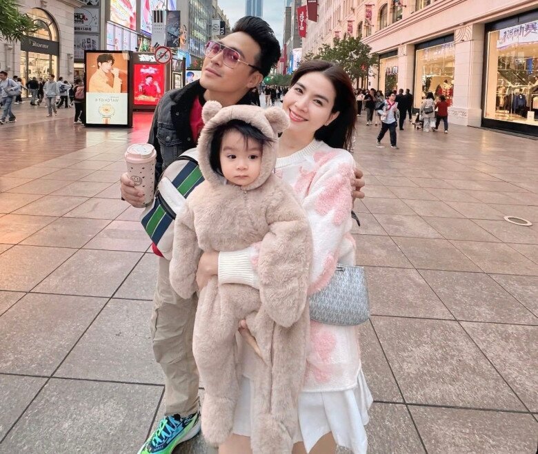 Lita rất ngoan ngoãn, nghe lời khi theo bố mẹ ra nước ngoài.