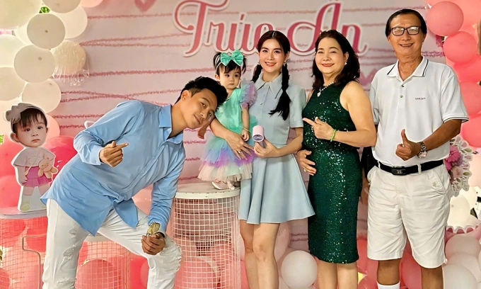 Kha Ly tổ chức tiệc mừng sinh nhật 1 tuổi cho ái nữ ở quê ngoại.