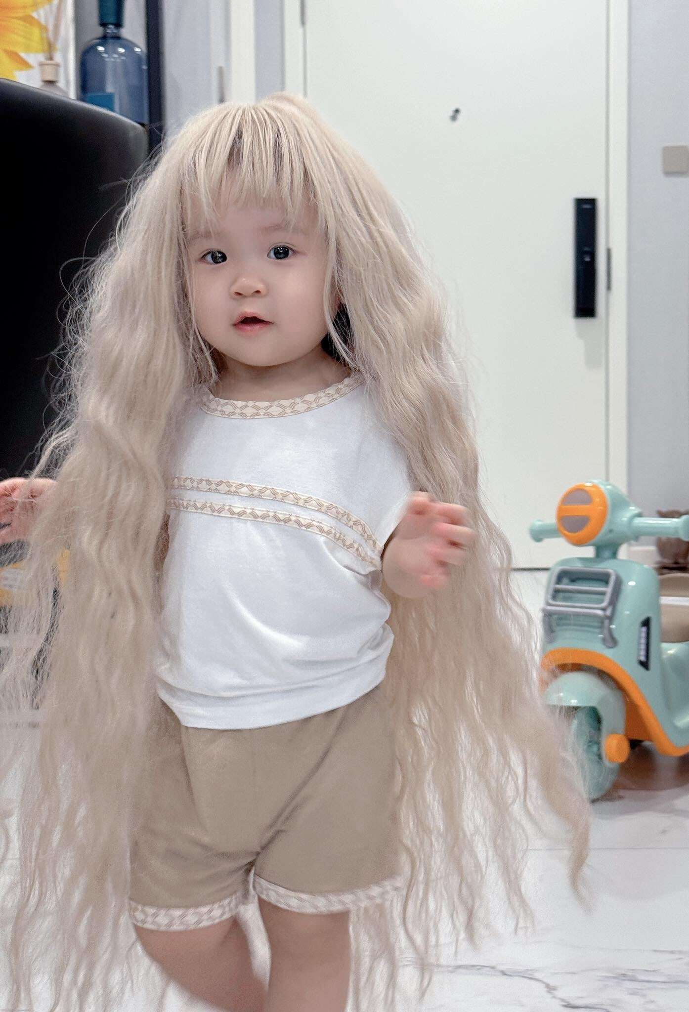 Bé Ijin thường xuyên được mẹ cho diện những bộ tóc giả đầy hài hước