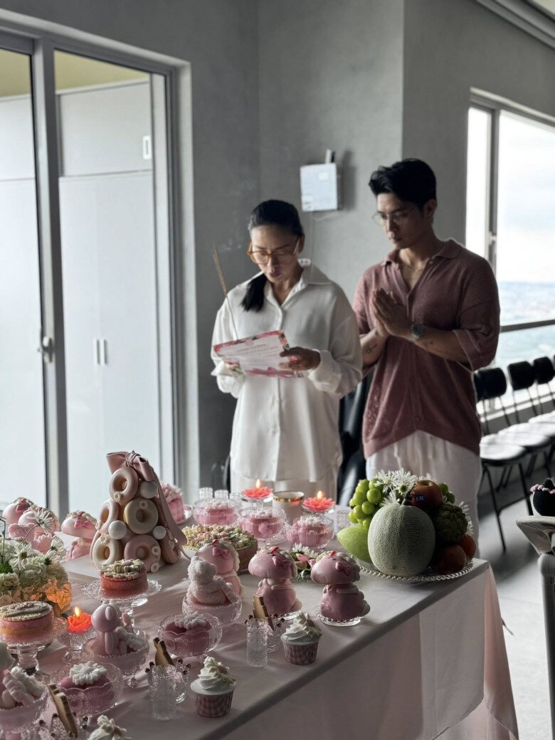 Vợ chồng Ngô Thanh Vân làm lễ cúng ngày tháng cho con gái.