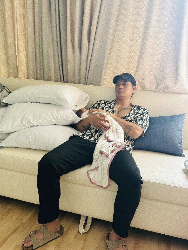 Anh thừa nhận có những đêm thiếu ngủ thì thức chăm con.