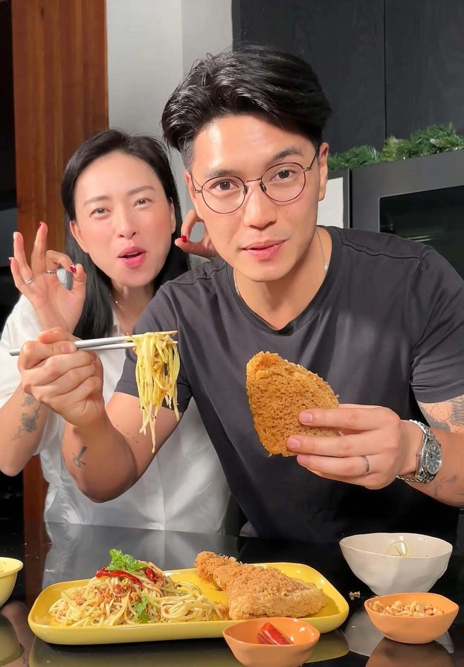 Huy Trần tự tay vào bếp nấu bữa ăn dinh dưỡng cho vợ.