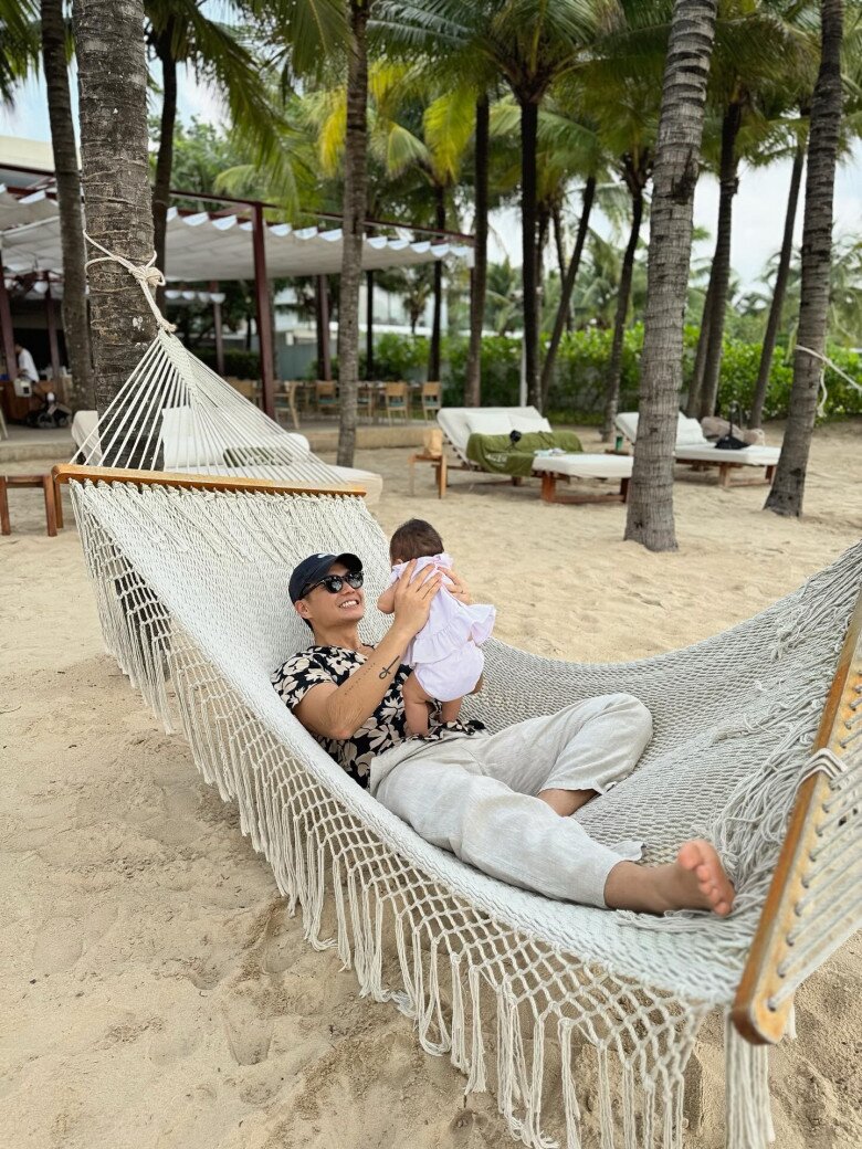 Huy Trần đưa ái nữ đi du lịch biển.