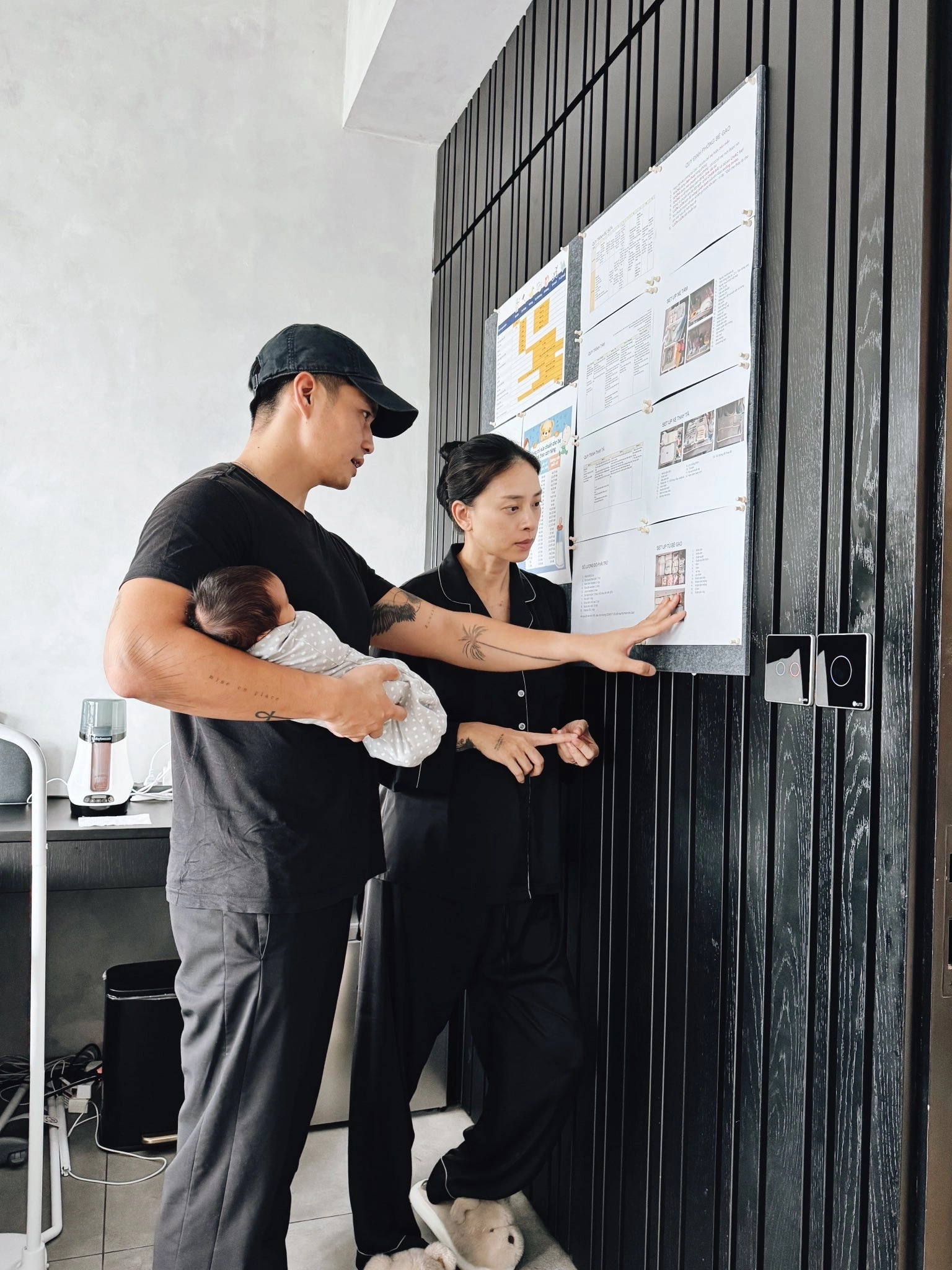 Cặp đôi còn lập cả bảng biểu để theo dõi các chỉ số, giờ giấc của con.