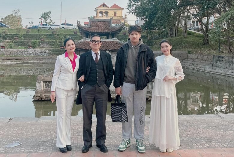 2 con của cặp đôi nghệ sĩ mang quân hàm Đại tá đều chọn học luật, có thành tích xuất sắc.