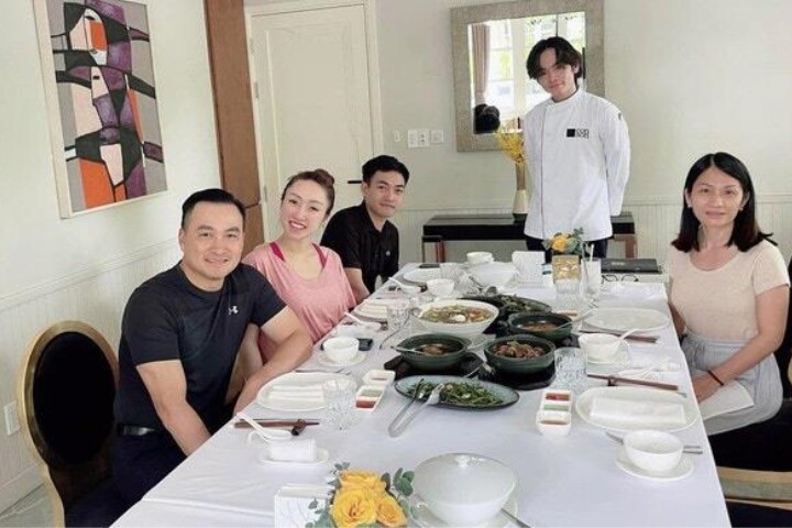 Gia Cát trổ tài nấu ăn cho các thành viên trong gia đình.