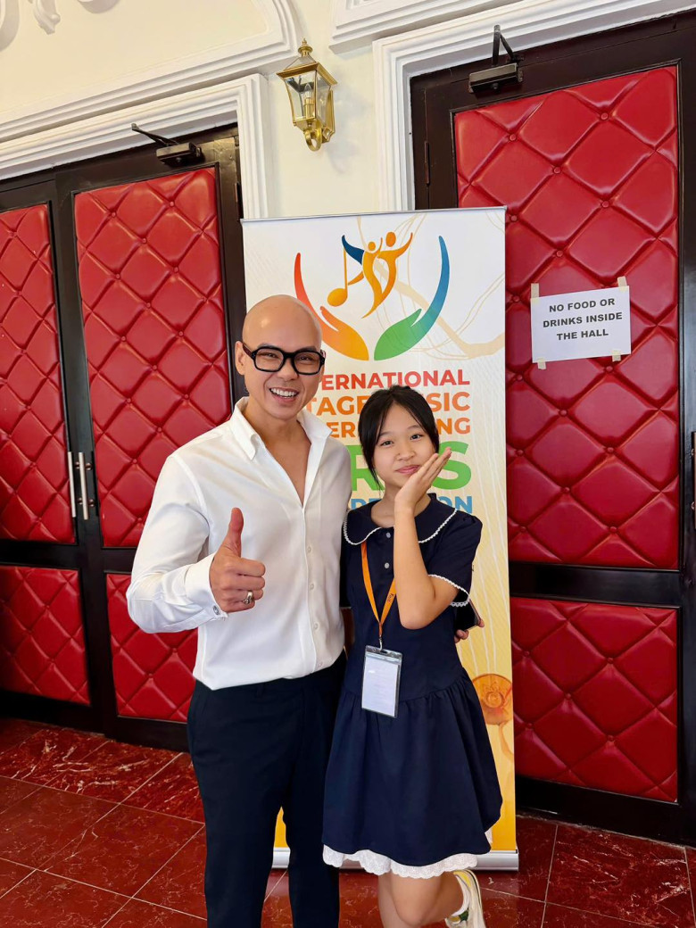 Noel còn nhận giải Nhì trong cuộc thi đàn, bộc lộ năng khiếu nghệ thuật giống bố.