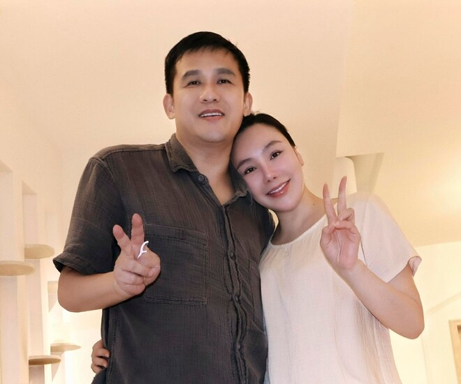 Con trai bất ngờ trở thành nhiếp ảnh gia, cầm máy chụp ảnh cho bố mẹ.