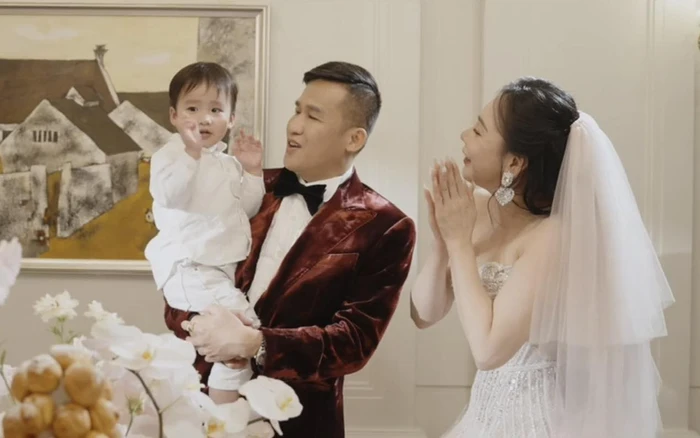 Bé Táo mới 2 tuổi nhưng đã rất tình cảm, có hành động khiến bố mẹ xúc động.