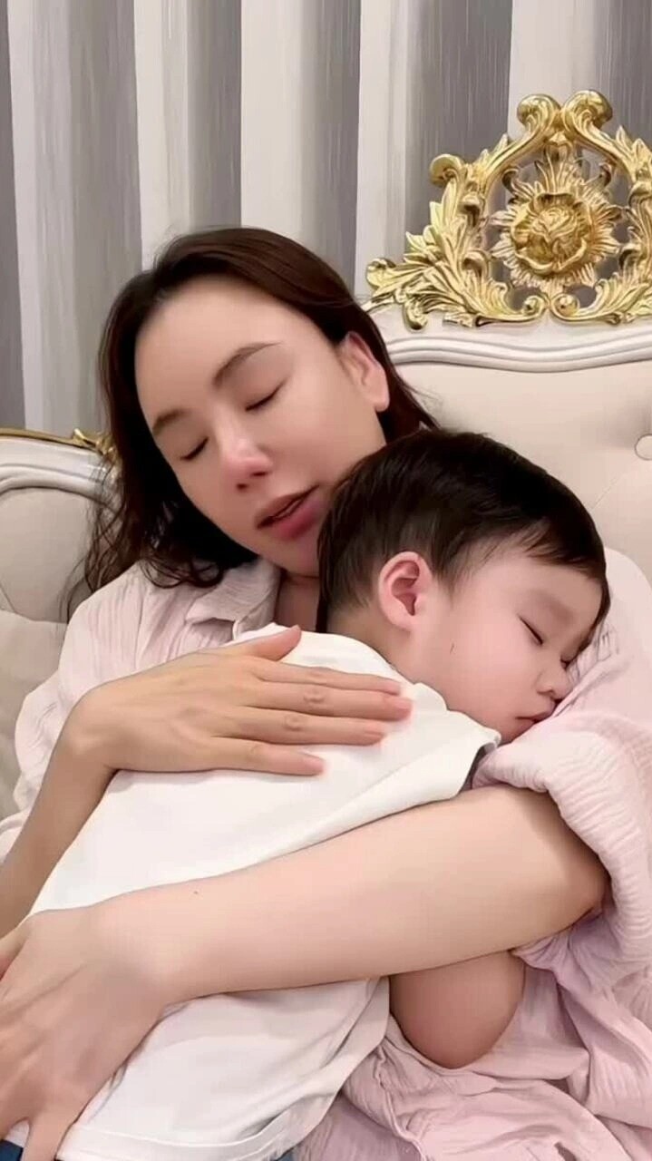 Nữ ca sĩ chia sẻ khoảnh khắc hát ru cho con trai ngủ.