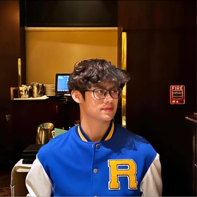 Tony sở hữu ngoại hình điển trai, lãng tử.