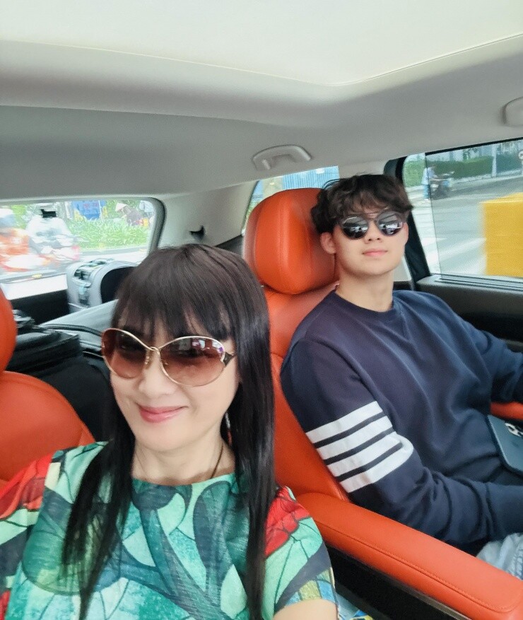 Hiền Mai thường sang Mỹ thăm con trai hay Tony sẽ về nhà sum họp cùng người thân.