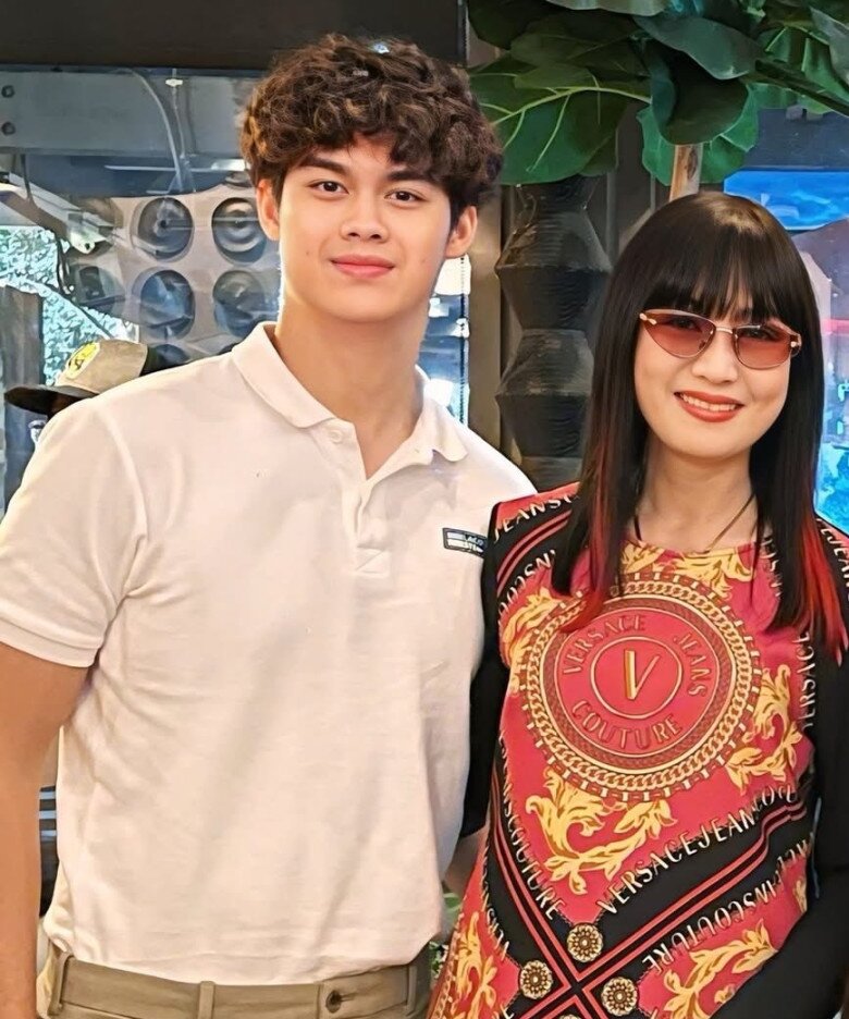 Cậu thường cùng mẹ xuất hiện trong một số sự kiện.