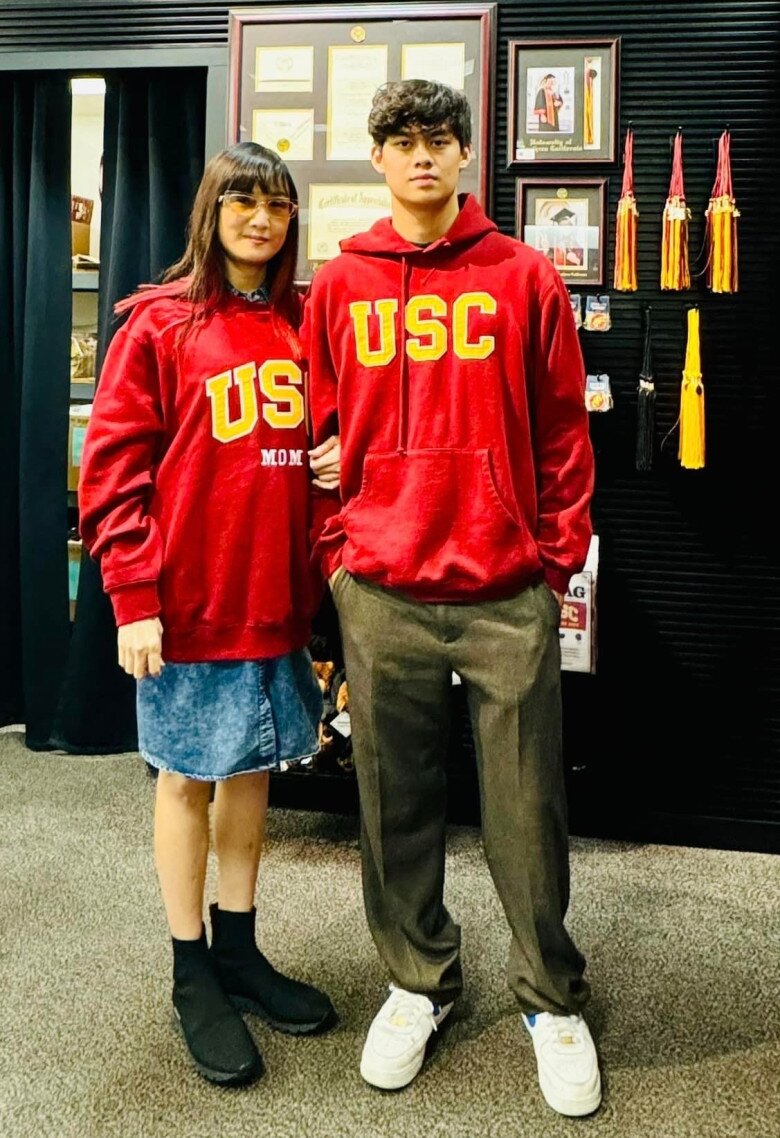 Tony chăm chỉ chơi thể thao, sở hữu chiều cao và hình thể khỏe khoắn.