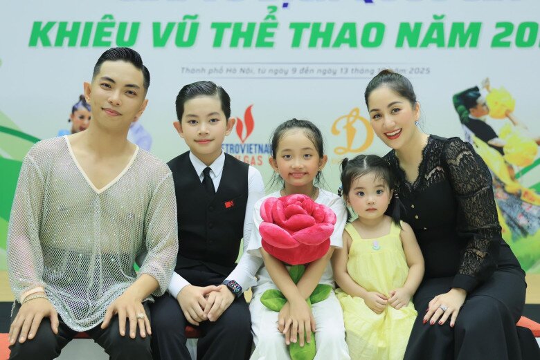 Gia đình 5 thành viên của Khánh Thi - Phan Hiển luôn đồng hành cùng nhau trong các giải đấu.