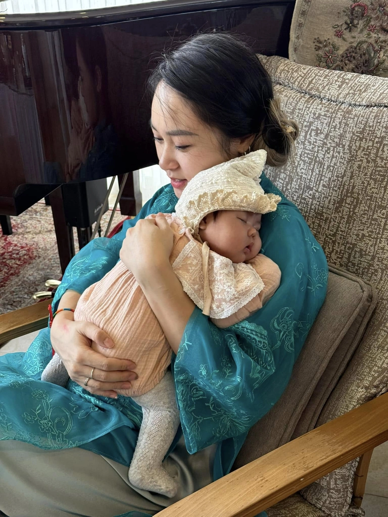 Cô bé Bao Bao được khen xinh xắn như búp bê.