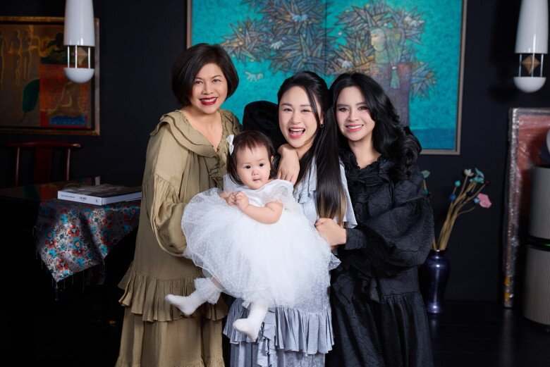 Thanh Lam cùng doanh nhân Hương Lan (bạn gái của nhạc sĩ Quốc Trung) thoải mái chụp ảnh chung.