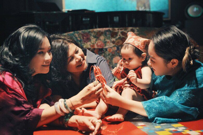 Thanh Lam và bạn gái của nhạc sĩ Quốc Trung cùng chơi đùa với bé Bao Bao.