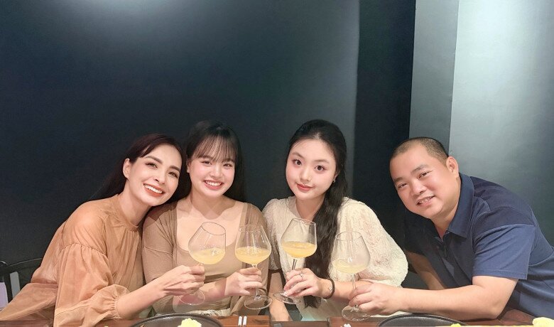 Suli (thứ 2 từ trái sang) được nhận xét ngày càng xinh đẹp sau vài tháng ở Ý.