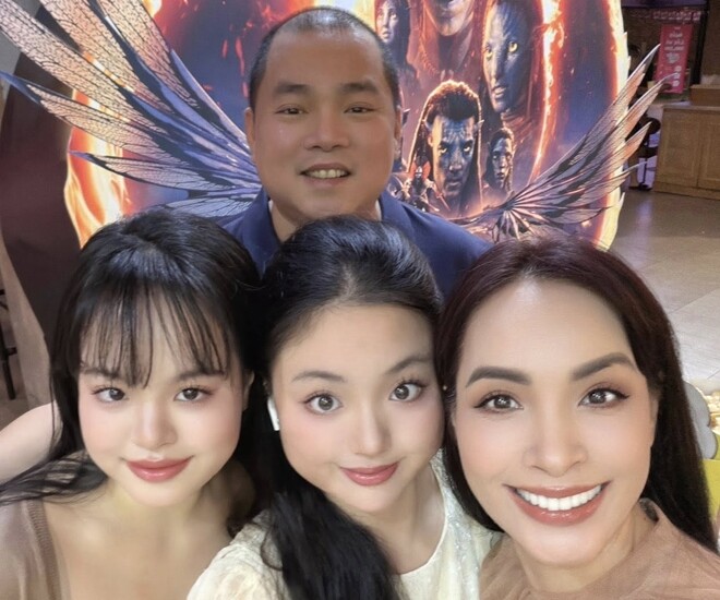 Gia đình của người mẫu Thúy Hạnh đi chơi nhân dịp con gái lớn về nước.