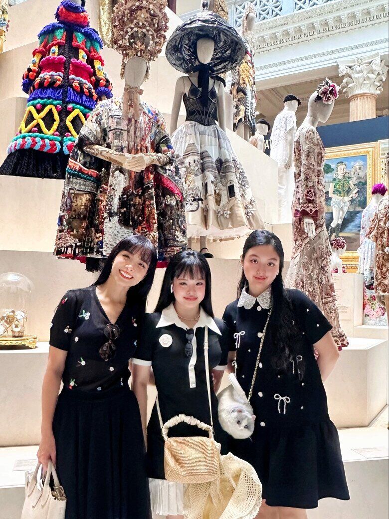 Thúy Hạnh có 2 con gái xinh đẹp, đều đam mê thời trang giống mẹ.