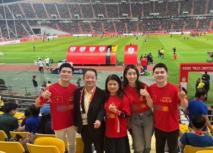 Người đẹp xuất hiện cùng nhà chồng trong nhiều sự kiện.