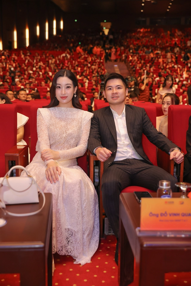 Đỗ Mỹ Linh đồng hành cùng chồng trong các sự kiện quan trọng của công ty.