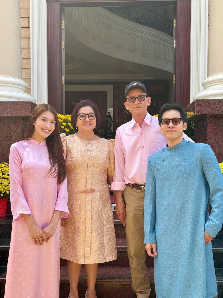 Nàng á hậu chụp ảnh cùng gia đình nhà chồng.