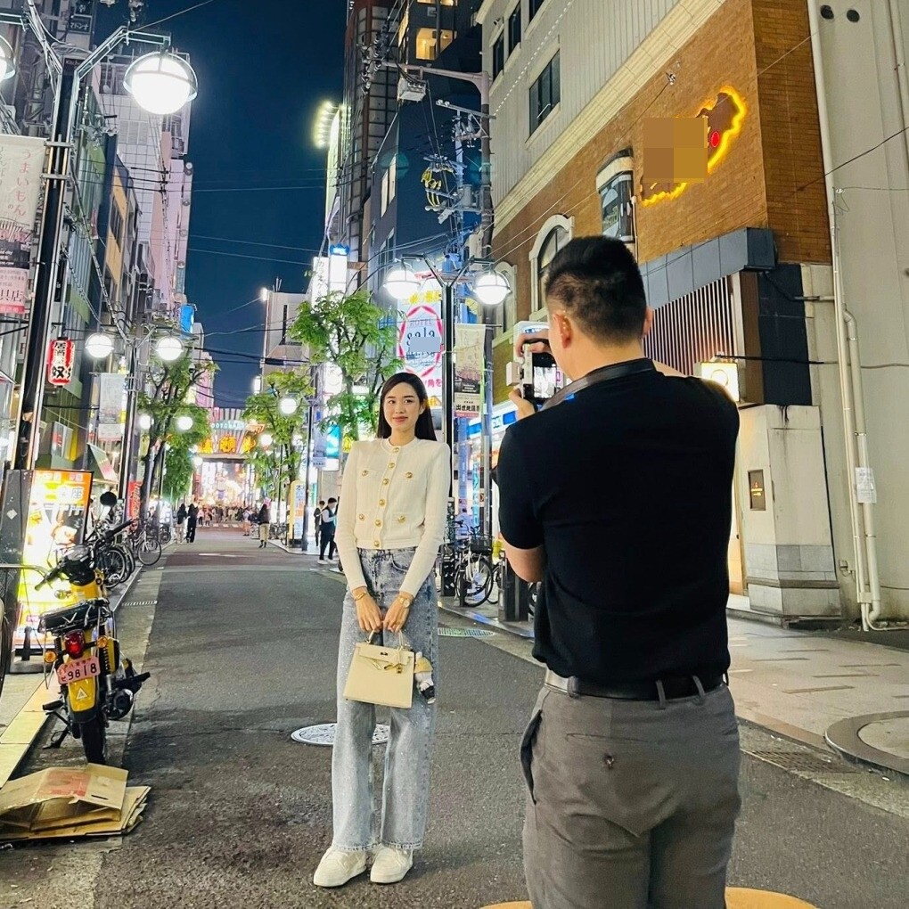 Đỗ Thị Hà được chồng chụp ảnh trong chuyến du lịch.